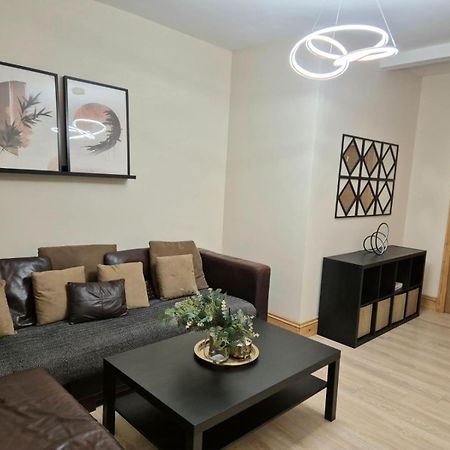 Rooms In Manchester 6 Minutes Drive To Victoria Station ภายนอก รูปภาพ