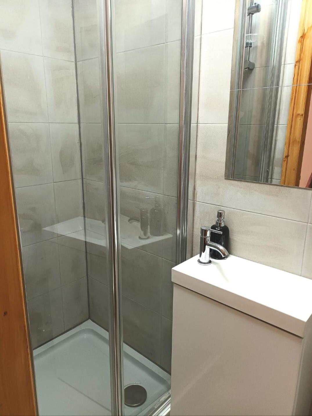 Rooms In Manchester 6 Minutes Drive To Victoria Station ภายนอก รูปภาพ