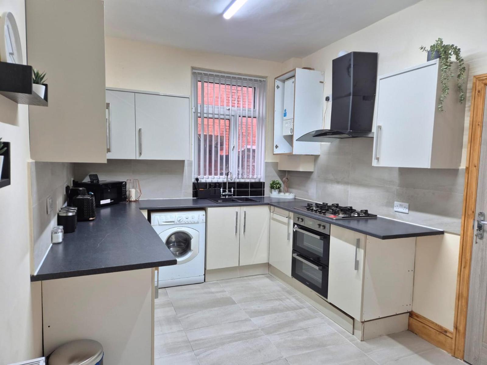 Rooms In Manchester 6 Minutes Drive To Victoria Station ภายนอก รูปภาพ