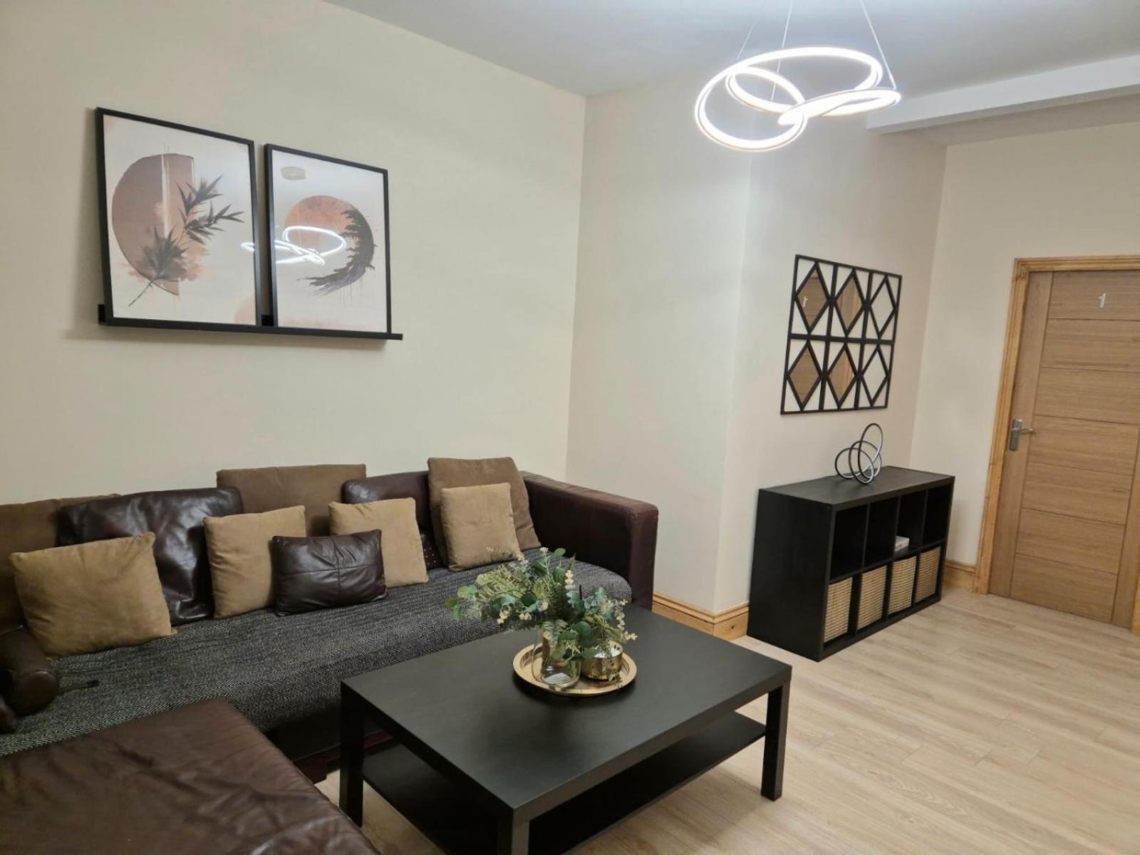 Rooms In Manchester 6 Minutes Drive To Victoria Station ภายนอก รูปภาพ