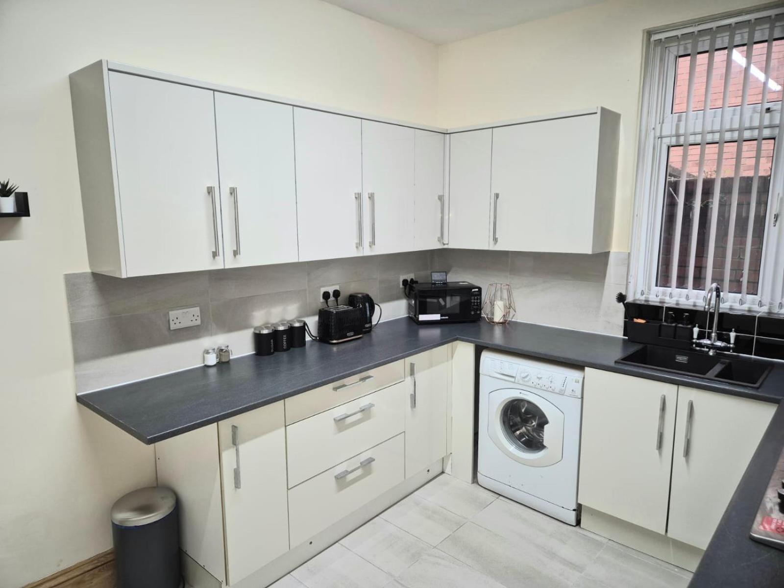 Rooms In Manchester 6 Minutes Drive To Victoria Station ภายนอก รูปภาพ