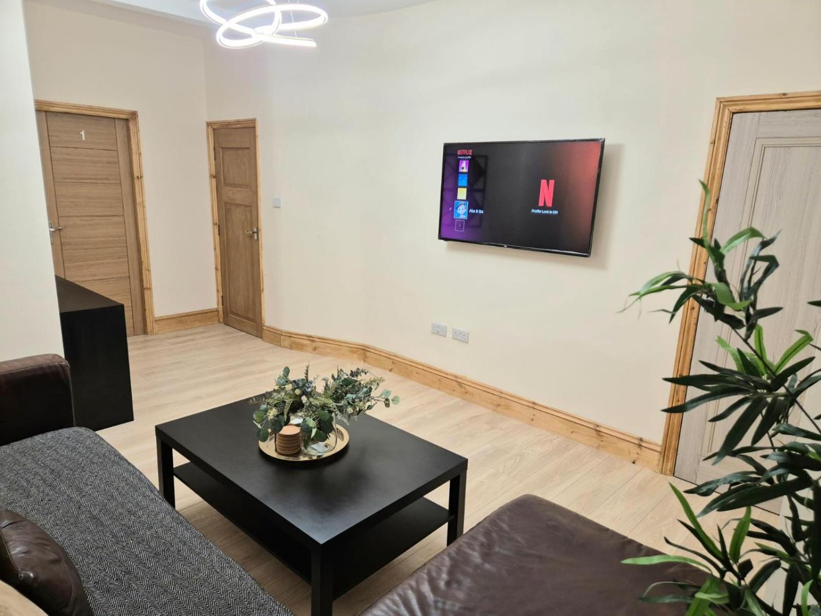 Rooms In Manchester 6 Minutes Drive To Victoria Station ภายนอก รูปภาพ