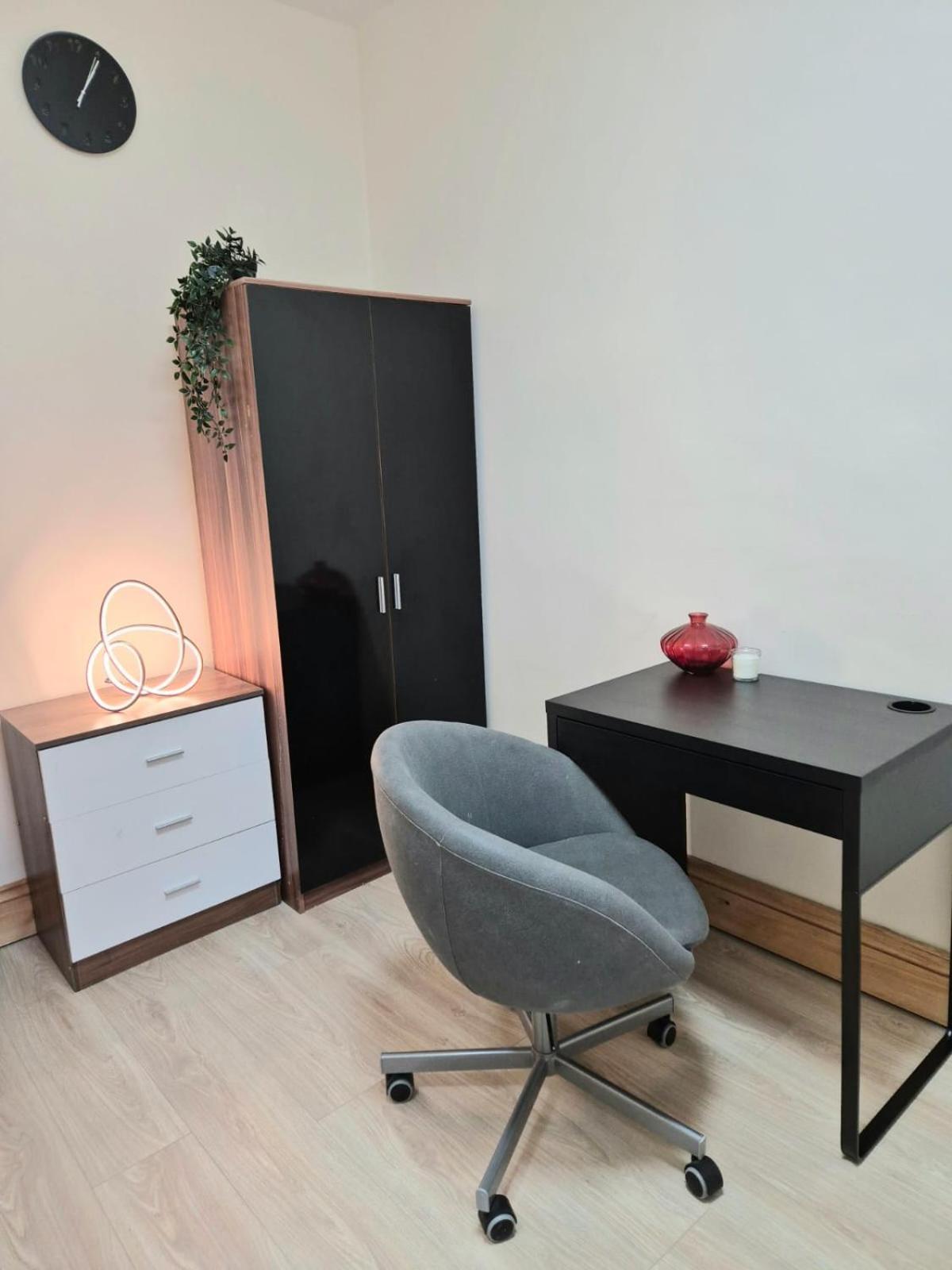 Rooms In Manchester 6 Minutes Drive To Victoria Station ภายนอก รูปภาพ