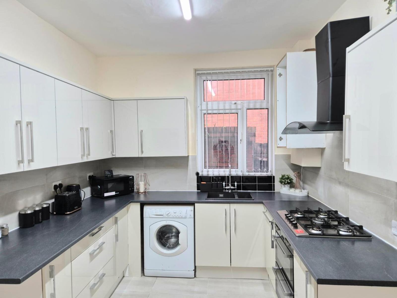 Rooms In Manchester 6 Minutes Drive To Victoria Station ภายนอก รูปภาพ