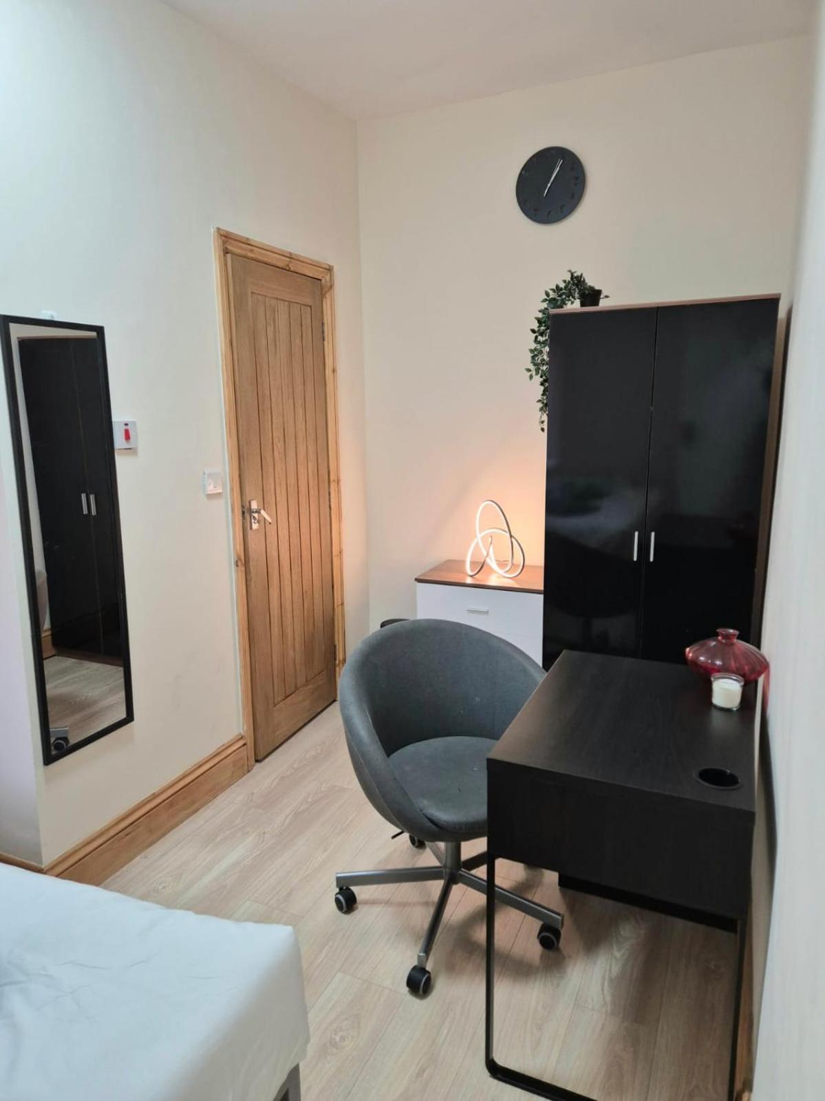 Rooms In Manchester 6 Minutes Drive To Victoria Station ภายนอก รูปภาพ