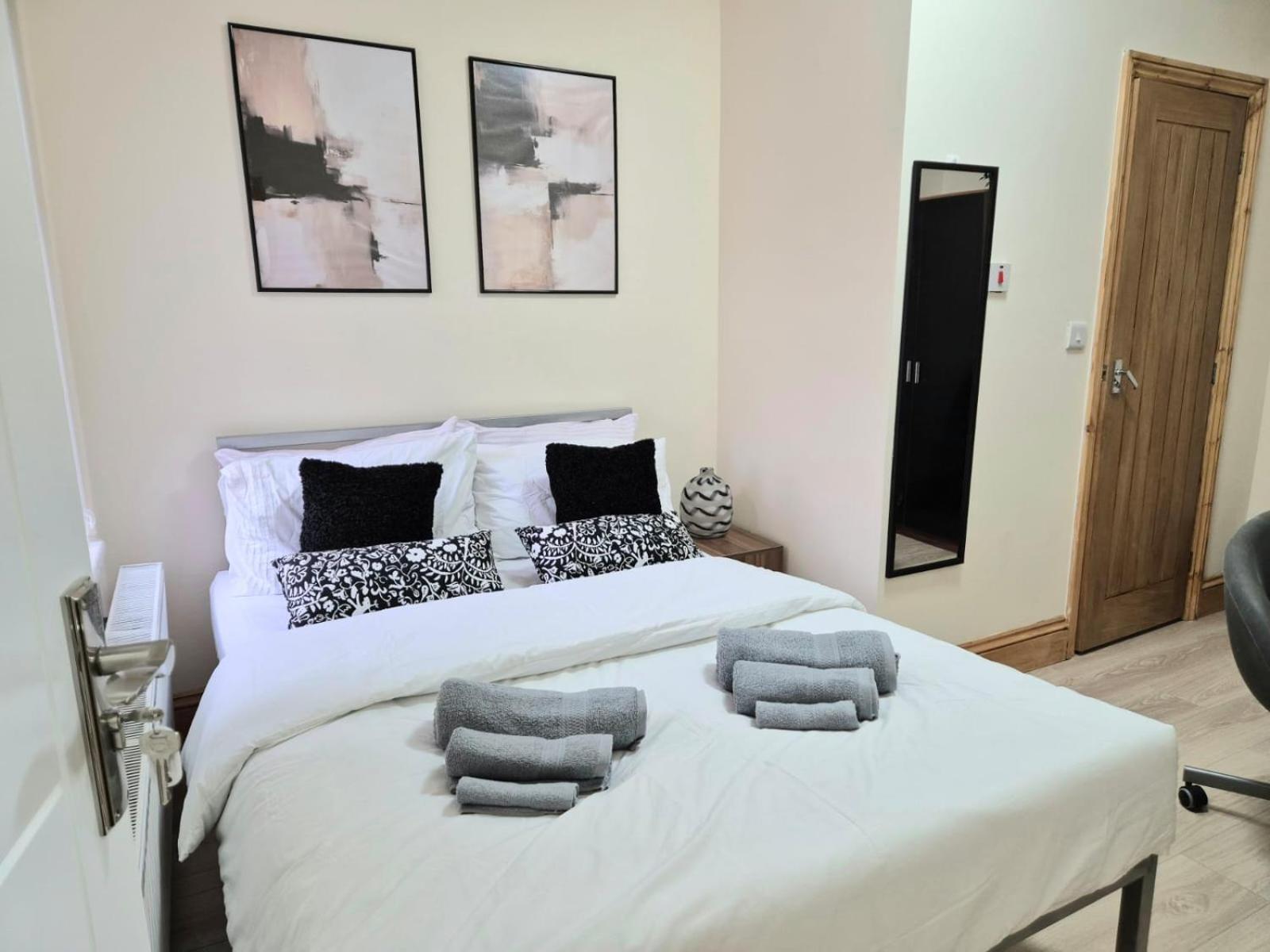 Rooms In Manchester 6 Minutes Drive To Victoria Station ภายนอก รูปภาพ