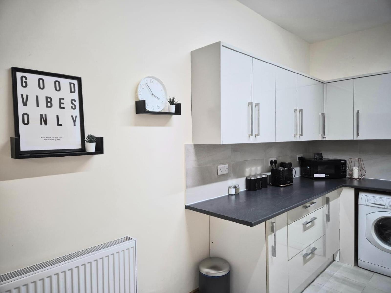 Rooms In Manchester 6 Minutes Drive To Victoria Station ภายนอก รูปภาพ