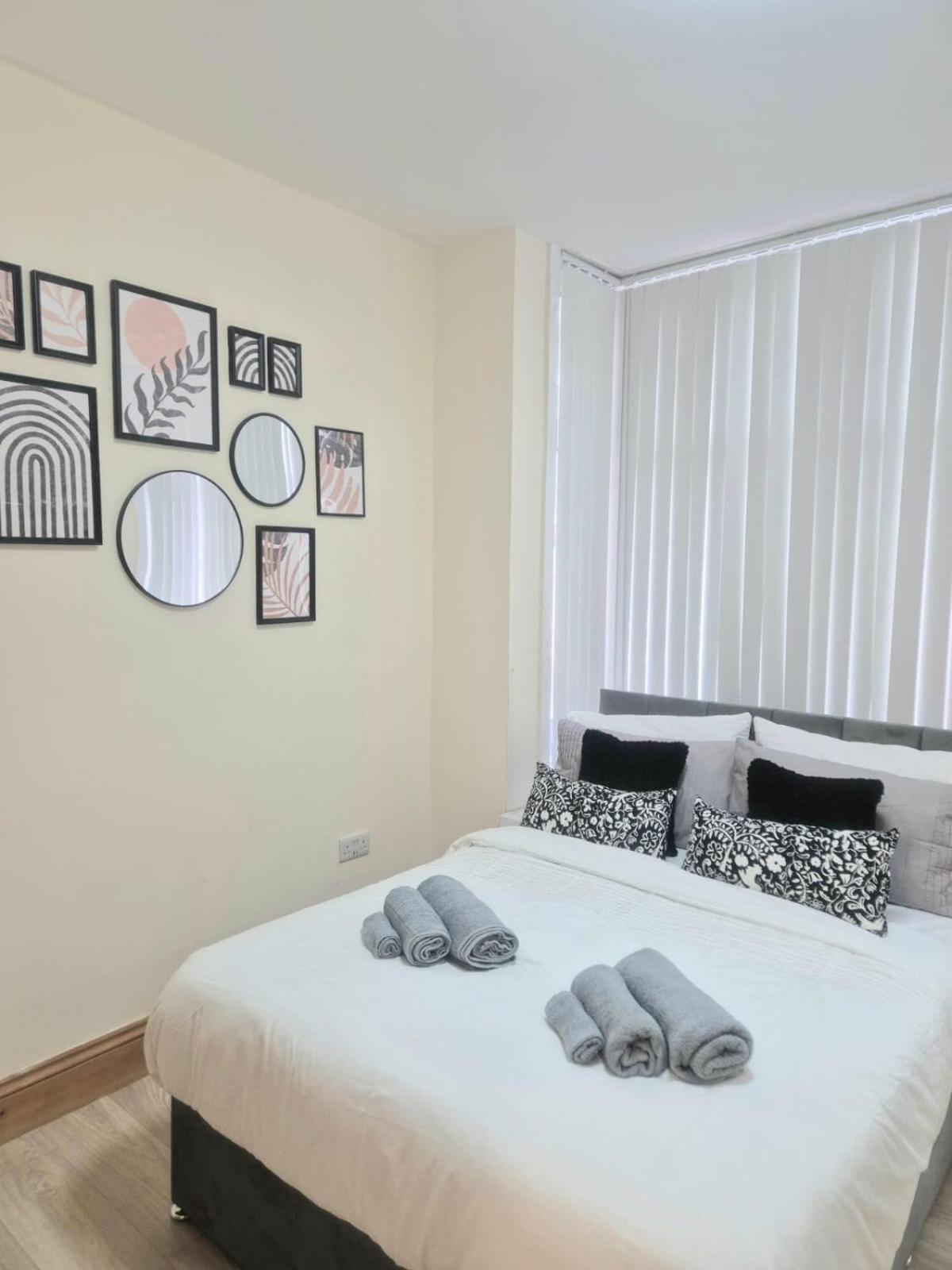 Rooms In Manchester 6 Minutes Drive To Victoria Station ภายนอก รูปภาพ